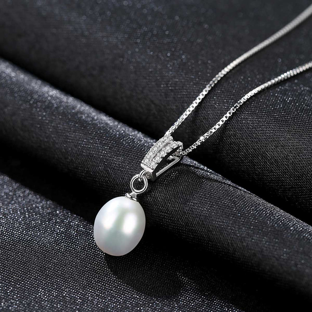 Sterling silver and freshwater pendant necklace.
